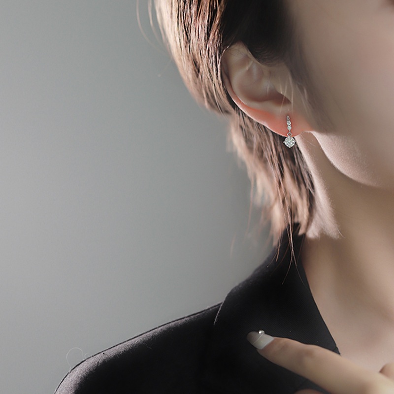 실버 925 모이사 스터드 귀걸이 태슬 화이트 골드 네 갈래 50포인트+50포인트 모이사 - 상세 이미지 2