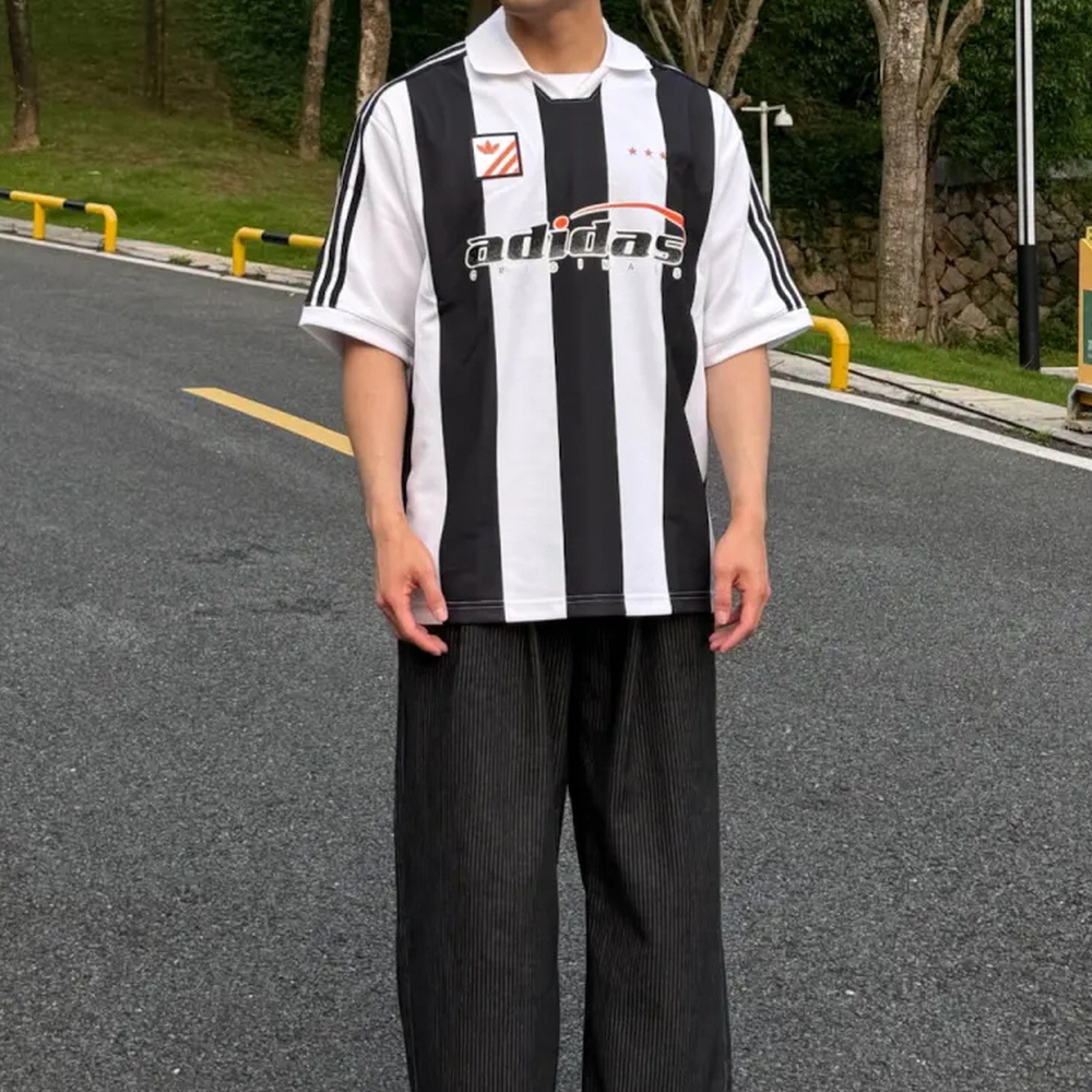 아디다스 트레포일 풋볼 그래픽 카라 반팔티 화이트 블랙 IW6306 이미지 6