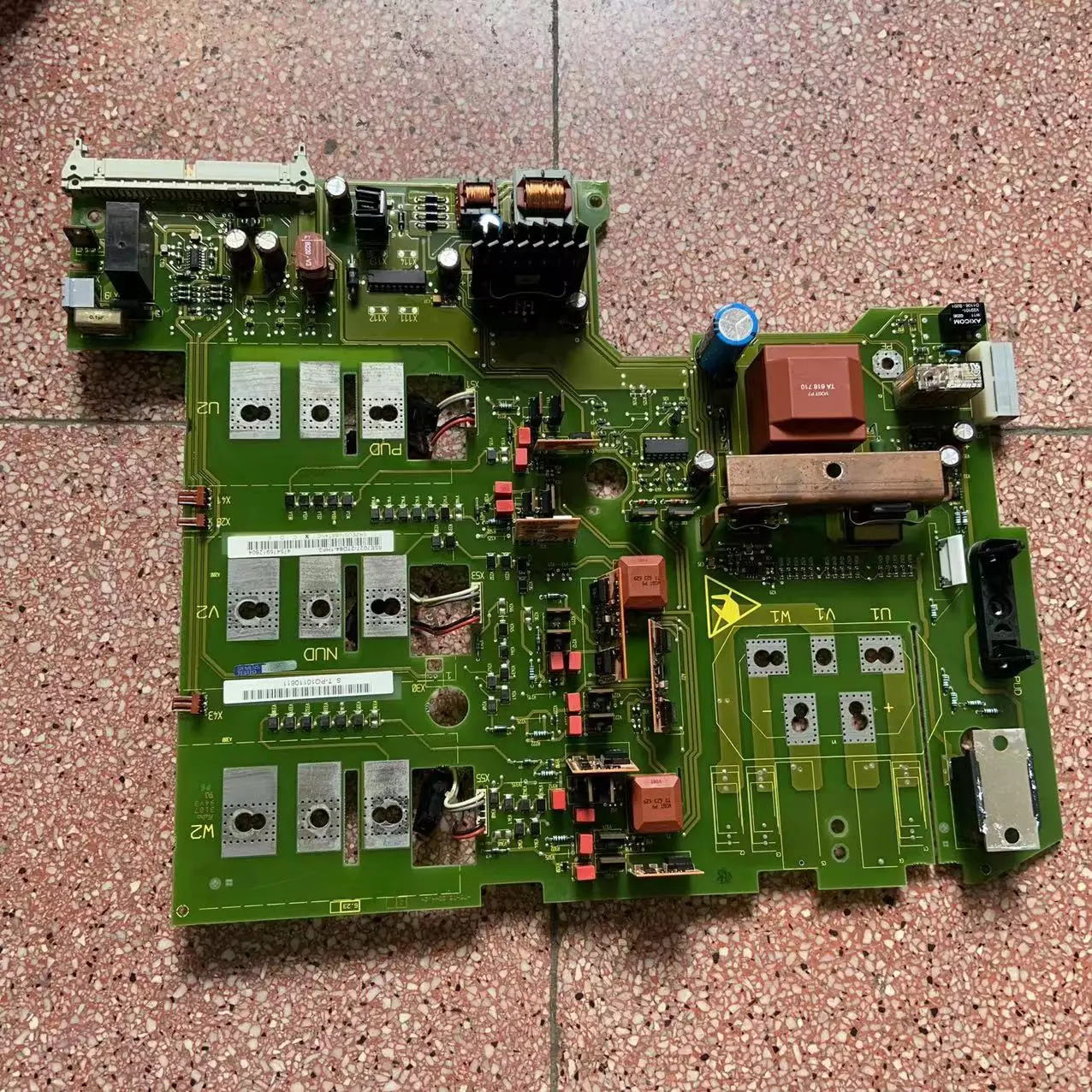 6SE7027-2TD84-1HF3 부품은 Siemens 인버터 6SE7024-7TD84-1HF3-1HF4-1HF5