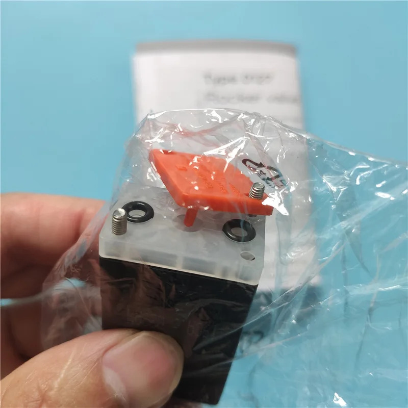 Burkert0127 솔레노이드 밸브 A 1.6 FFKM PVDF 24VDC 00300071 보드 포장