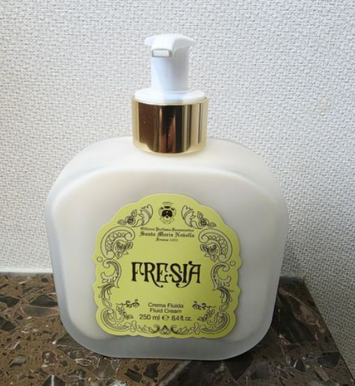 산타마리아 노벨라 바디로션 프리지아 플루이드 수분보습 영양케어 250ml - 상품 이미지