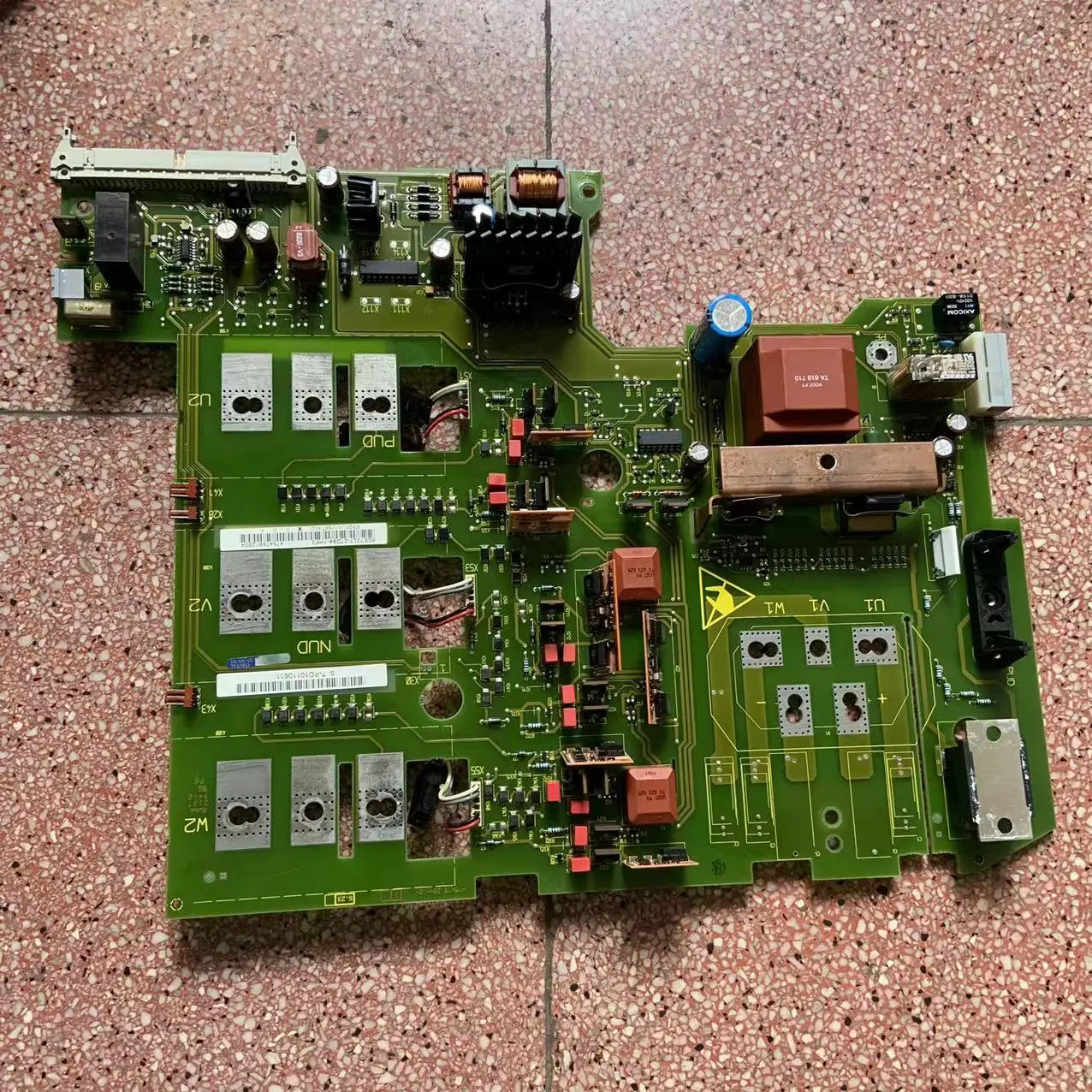 6SE7027-2TD84-1HF3 부품은 Siemens 인버터 6SE7024-7TD84-1HF3-1HF4-1HF5