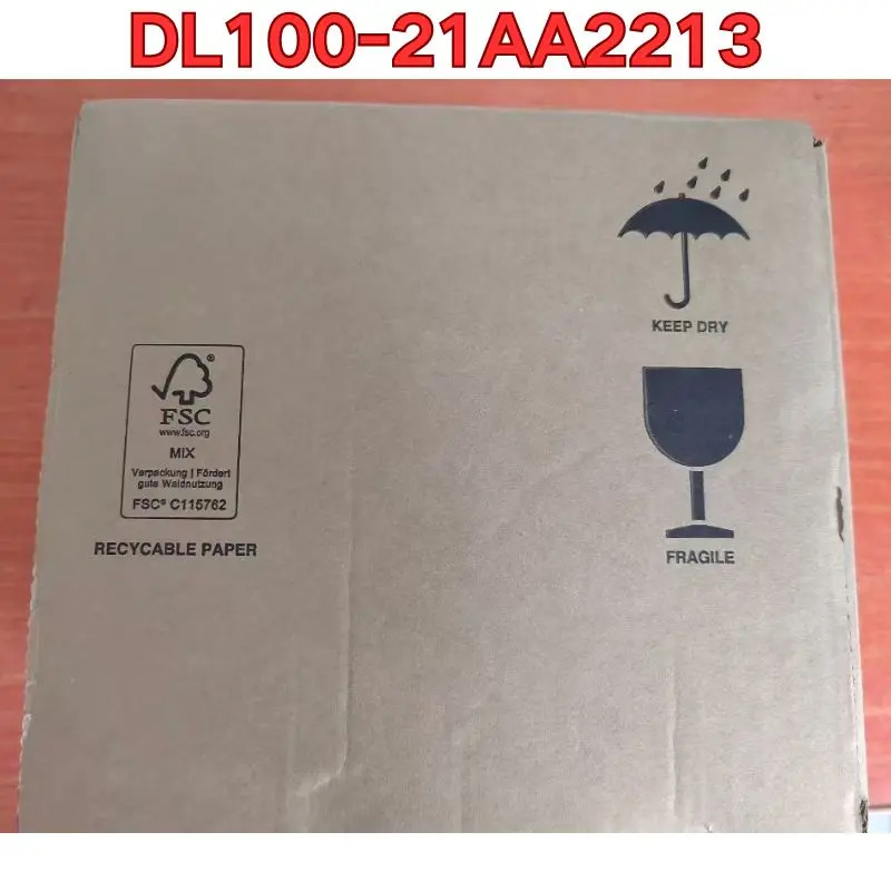 DL100-21AA2213 레이저 거리 측정기 센서