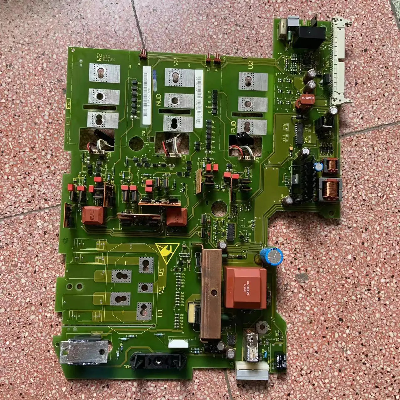 6SE7027-2TD84-1HF3 부품은 Siemens 인버터 6SE7024-7TD84-1HF3-1HF4-1HF5