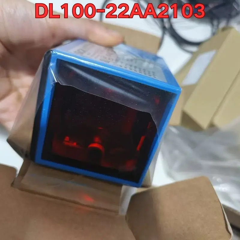 DL100-22AA2103 레이저 거리 측정기 센서