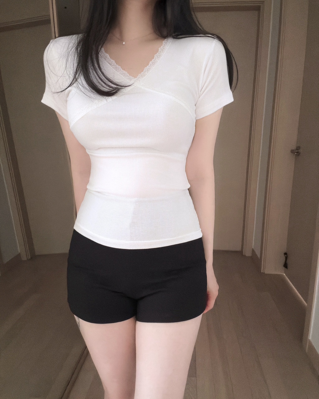 여성 잔골지 레이스 반팔 티셔츠 슬림핏 브이넥 무지 레이어드 여름 이너 탑 아이보리 그레이 - 상품 이미지
