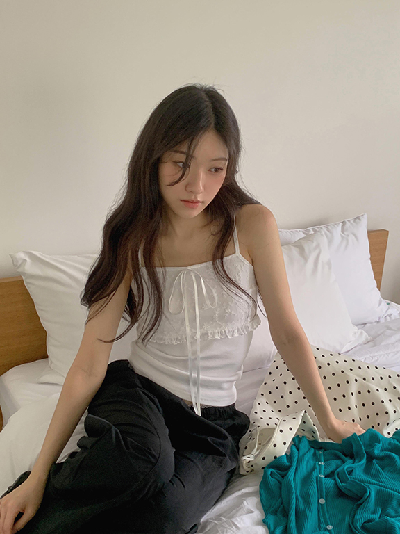 오버무드 여름 신상 레이스 리본 나시 여성 슬림핏 셔링 끈나시 레이어드 이너티 - 상품 이미지