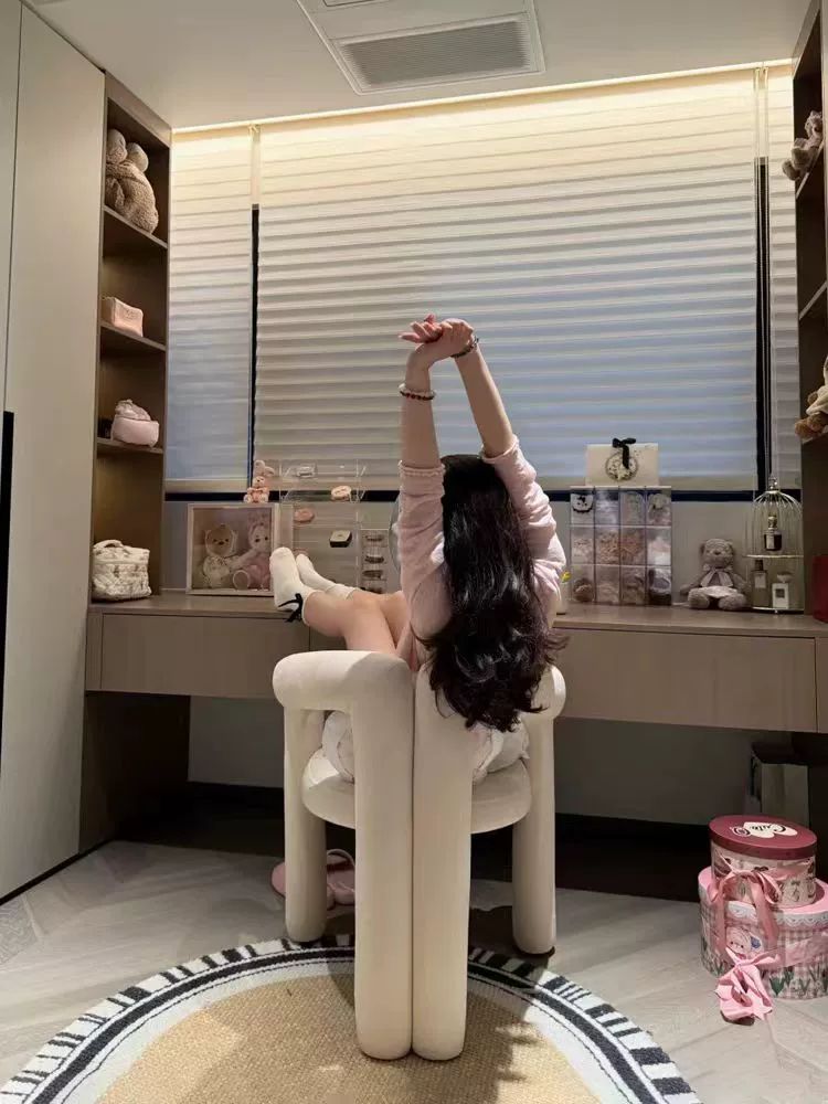벨벳 화장대의자 스툴 금장 쿠션 식당 럭셔리 다이닝체어 프레임 등받이 메이크업의자 - 상세 이미지 4
