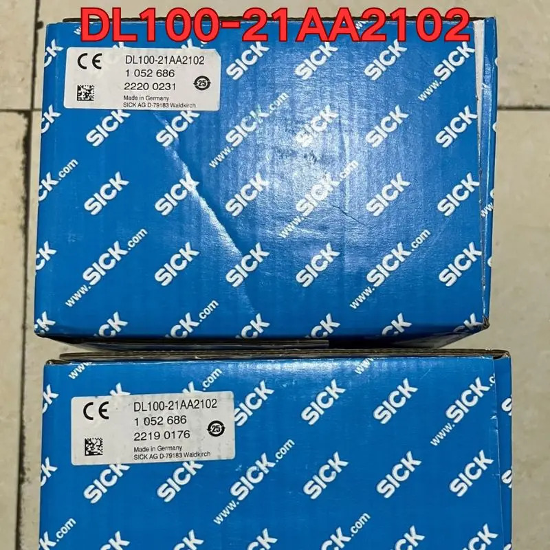DL100-21AA2102 레이저 거리 측정기 센서