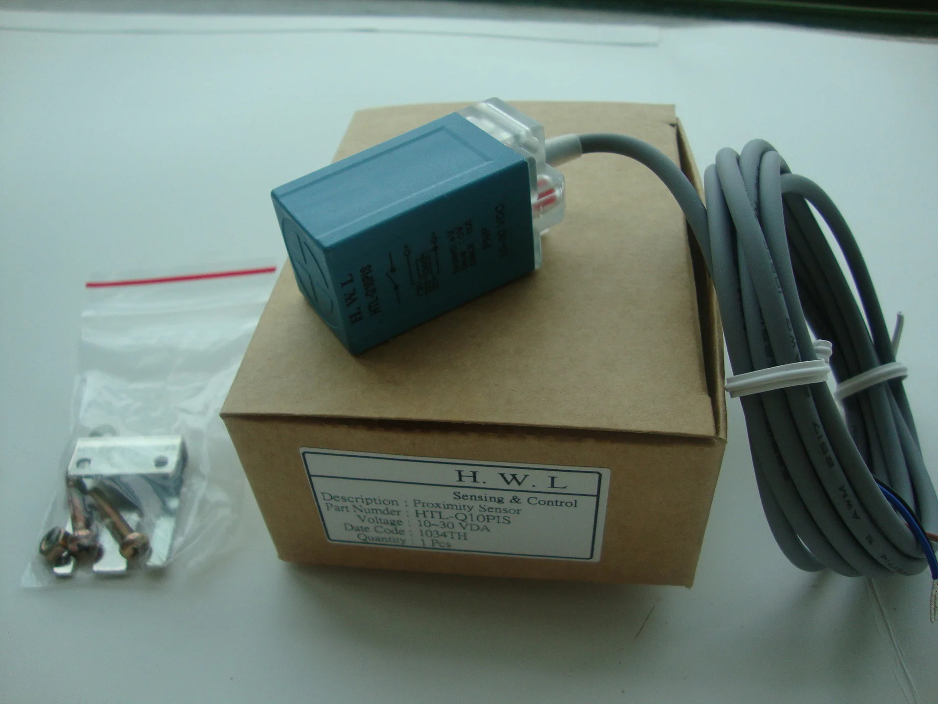 HWL 스퀘어 스위치 PNP 타입 HTL-Q10P1S 포장 오리지널 2 10mm 감지 거리