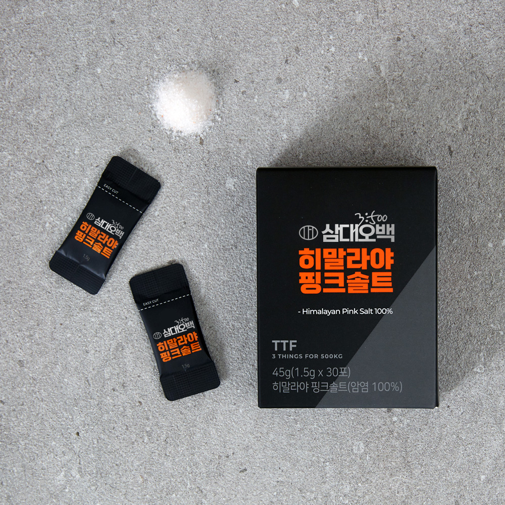 핑크솔트 박스와 개별 스틱 2개가 흰 분말과 함께 배치된 세부 이미지