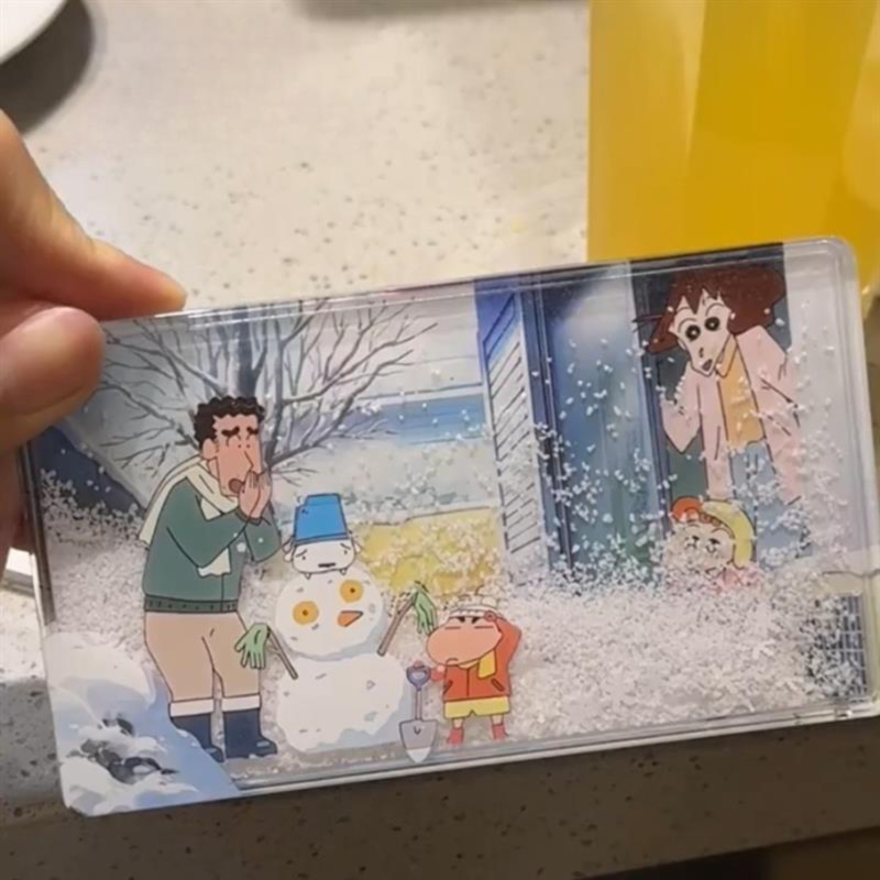 짱구 퀵샌드 스노우볼 글리터 아크릴 스탠드 캐릭터 장식 인테리어 소품 책상 꾸미기 크레용 신짱 겨울 모래 9 x 6cm - 상품 이미지