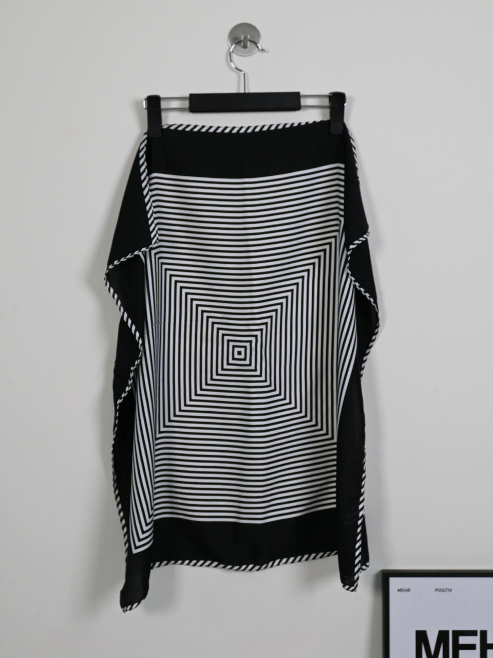 촘촘 정사각 스트라이프 스퀘어스카프 헤어커치프 실키 간절기 롱 빅 68cm x 68cm - 상품 이미지