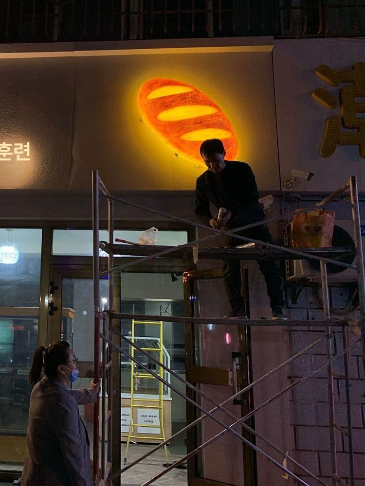 입체 빵모형 베이커리 장식 모양 디저트카페 매장간판 인테리어 크로와상 조각 모조 - 상세 이미지 5