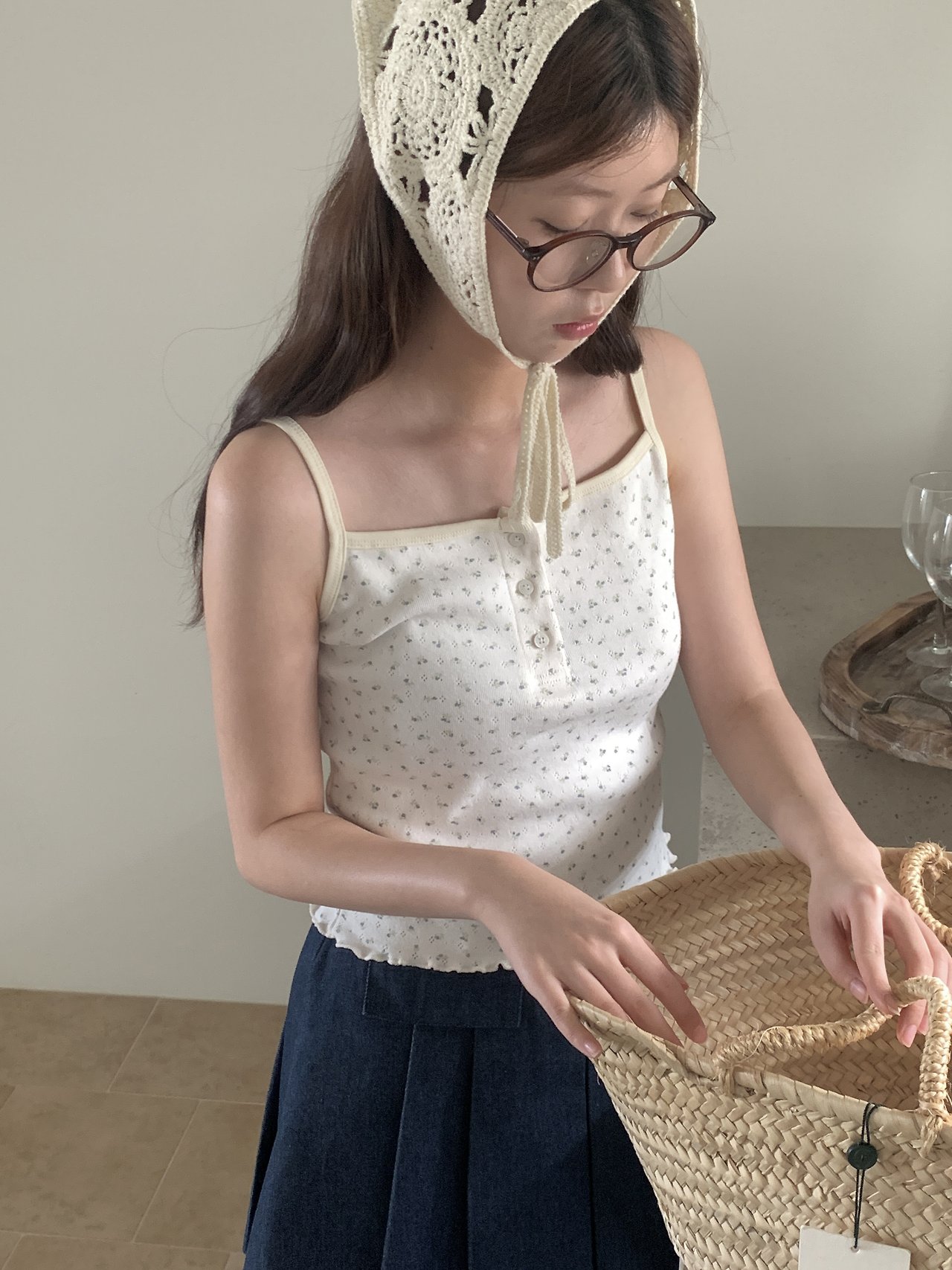 오버무드 여름 잔꽃 플라워 펀칭 셔링 나시티 레이스 슬림 슬리브리스 여름 이너탑 - 상세 이미지 3