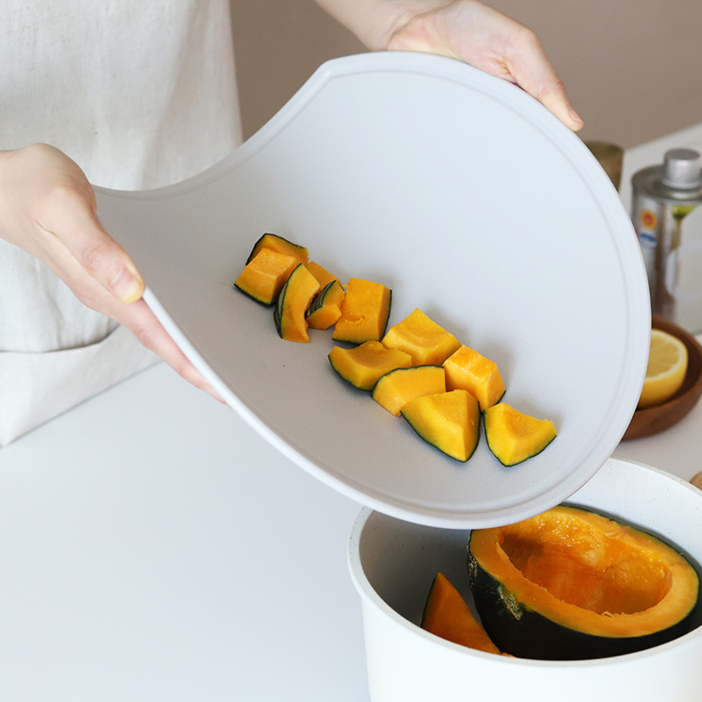 칼자국 이염에 강한 TPU 반달 도마 34cm / 99.9% 항균 이유식 앙면도마 상품 이미지