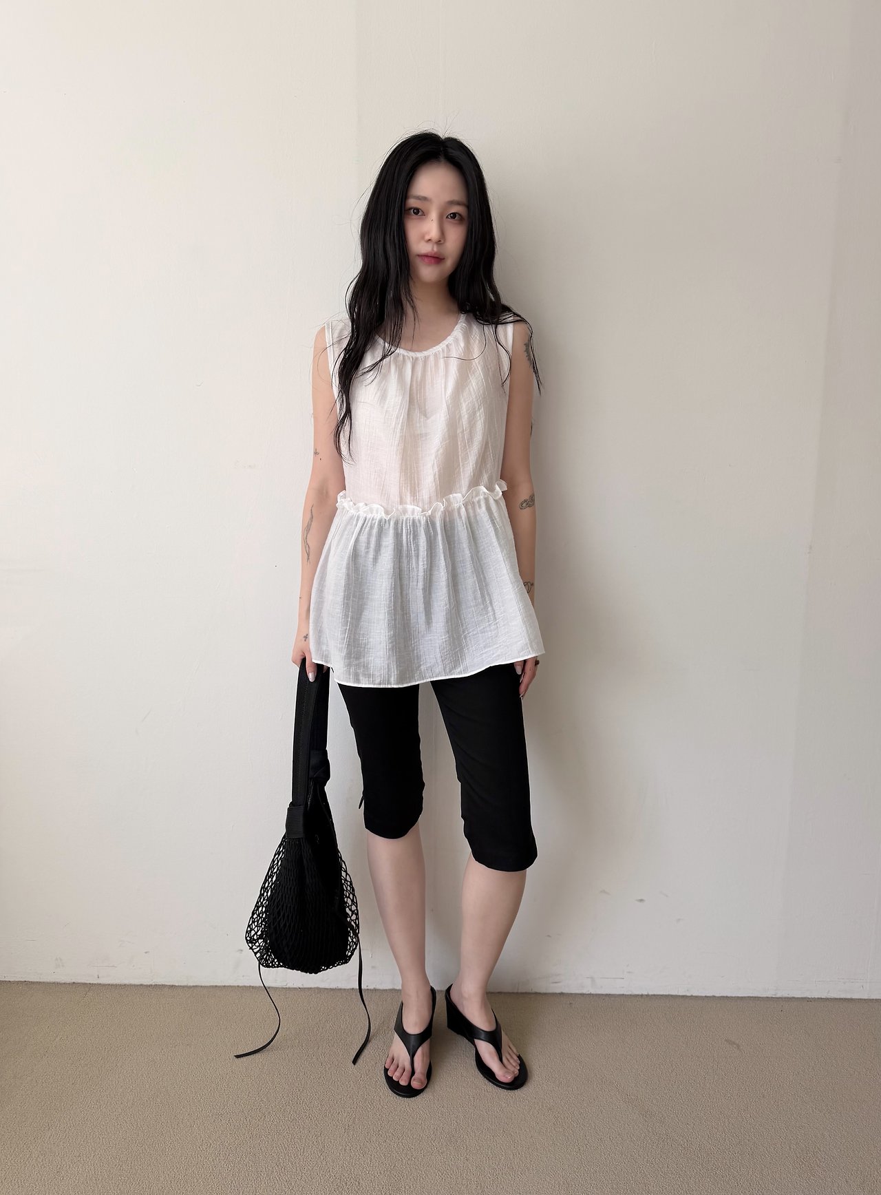 [기획] 오버무드 여름 시스루 레이어드 프릴 나시 블라우스 루즈핏 셔링 슬리브리스 - 상세 이미지 3