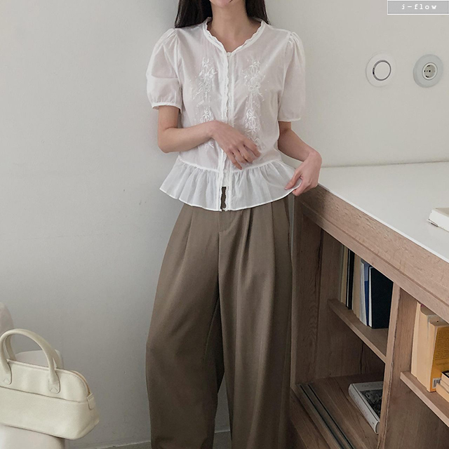 포무아 레이스넥 퍼프 자수 블라우스 2col 봄 여름 라운드 플레어 코튼 제이플로우 - 상세 이미지 4