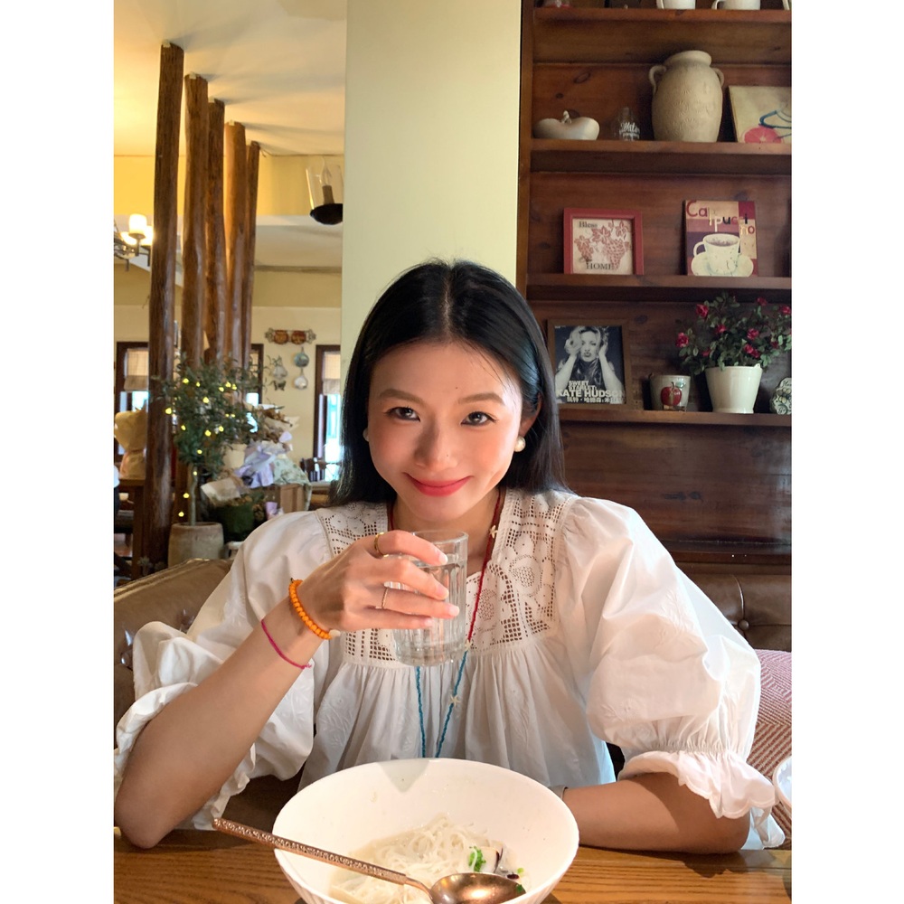 스퀘어넥 7부소매 롱블라우스 순면 루즈핏 펀칭 자수 프렌치 스타일 감성 디자인 화이트 - 상세 이미지 2