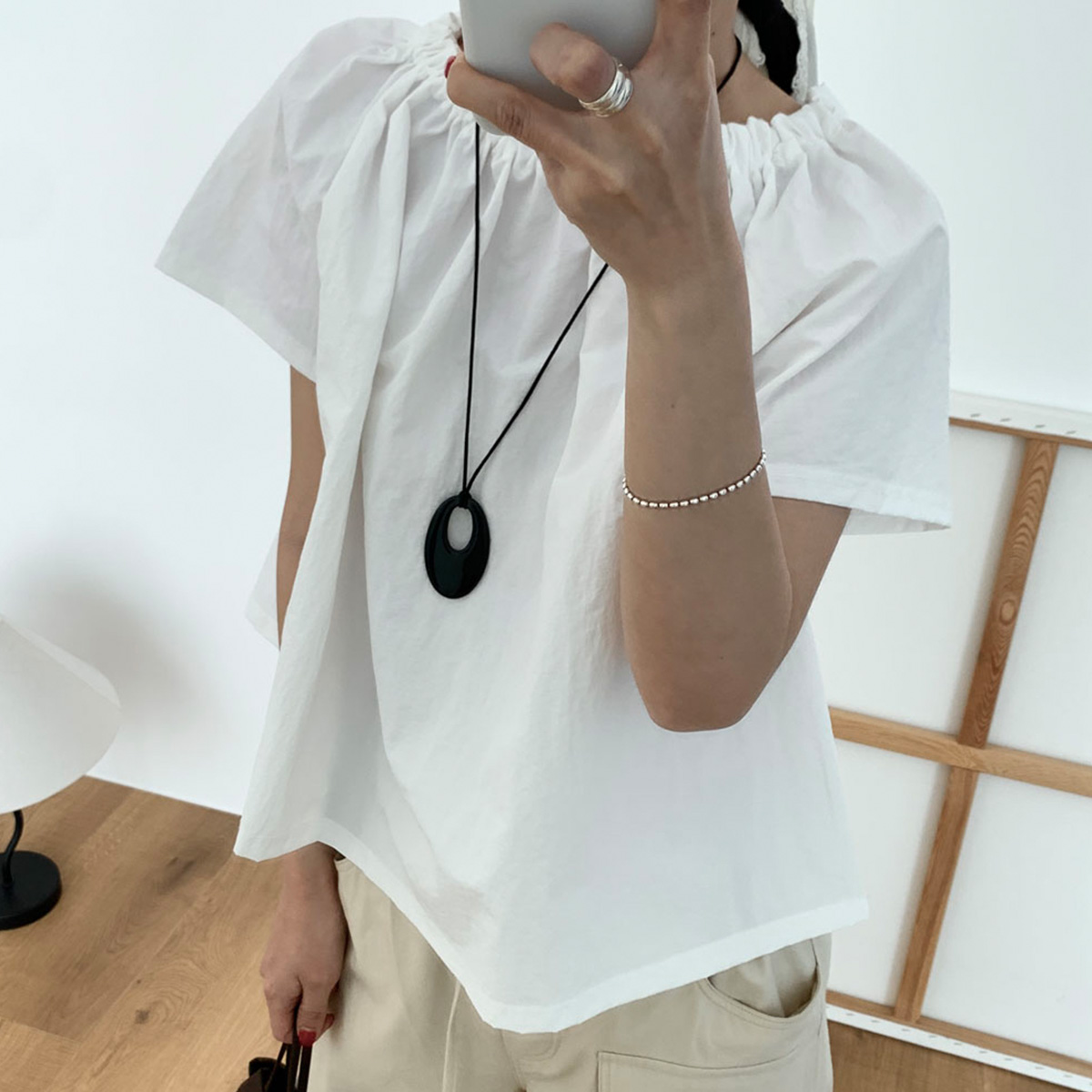 [당일발송] 오브 블라우스 밴딩 오프숄더 퍼프 셔링 세미크롭 A라인 반팔 웨어링무드 (2c) - 상품 이미지