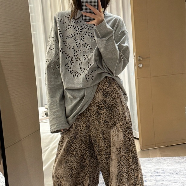 나뭇잎모양펀칭 긴팔 티셔츠 유니크 순면 쫀쫀한넥라인 봄가을 레이어드 스타일 - 상품 이미지