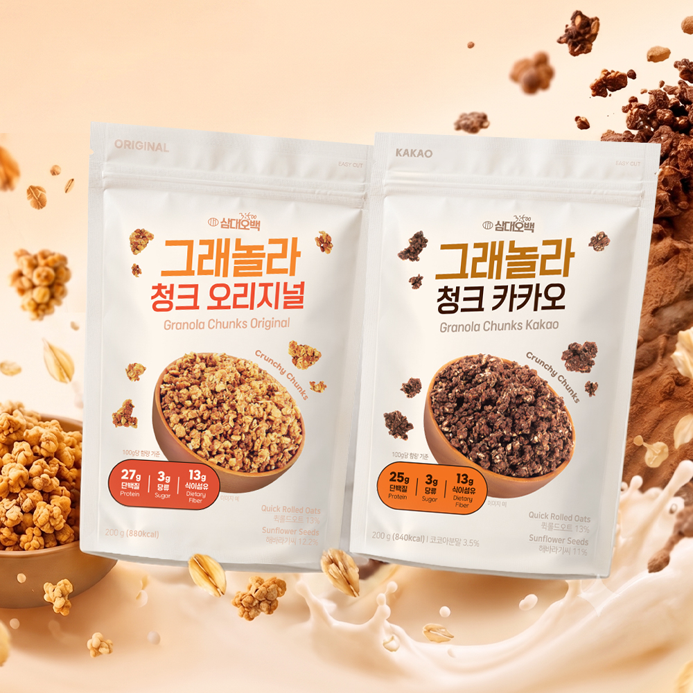 흰색 우유가 흐르는 배경 속에 오리지널과 카카오 제품이 놓여있고 주변에 그래놀라 청크와 시리얼 재료들이 흩어져 있는 모습