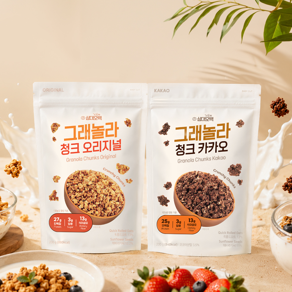 밀, 딸기, 블루베리 등 신선한 재료와 함께 식탁에 놓인 두 제품의 패키지를 위에서 촬영한 스타일링 사진