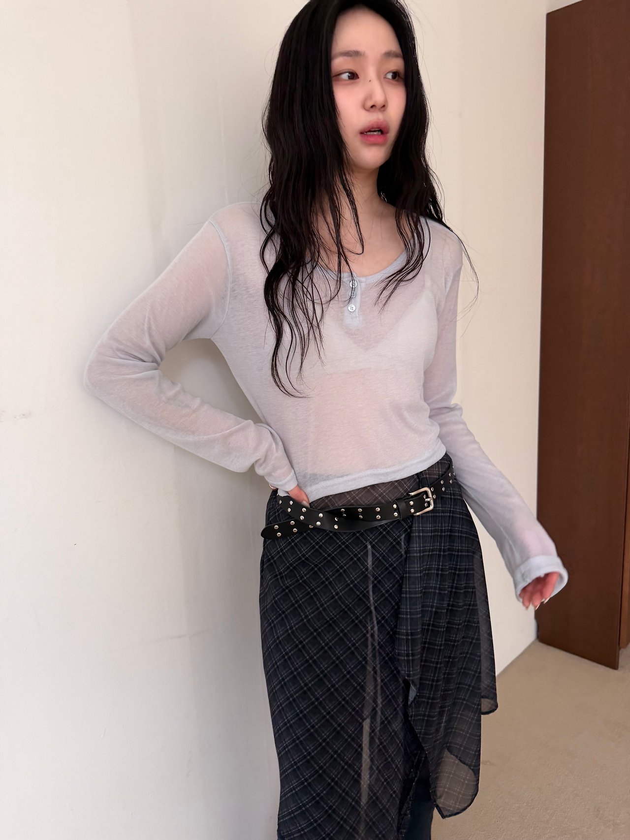오버무드 여름 여리여리 단추 레이어드 세미 크롭 시스루 버튼 슬림 긴팔 티셔츠 - 상세 이미지 3