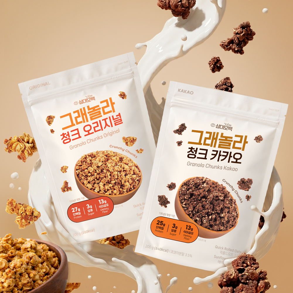 우유가 튀는 동적인 배경 속에서 패키지의 뒷면이 보이도록 각도를 달리해 촬영한 이미지와 주변에 각 제품의 그래놀라 청크가 배치된 장면