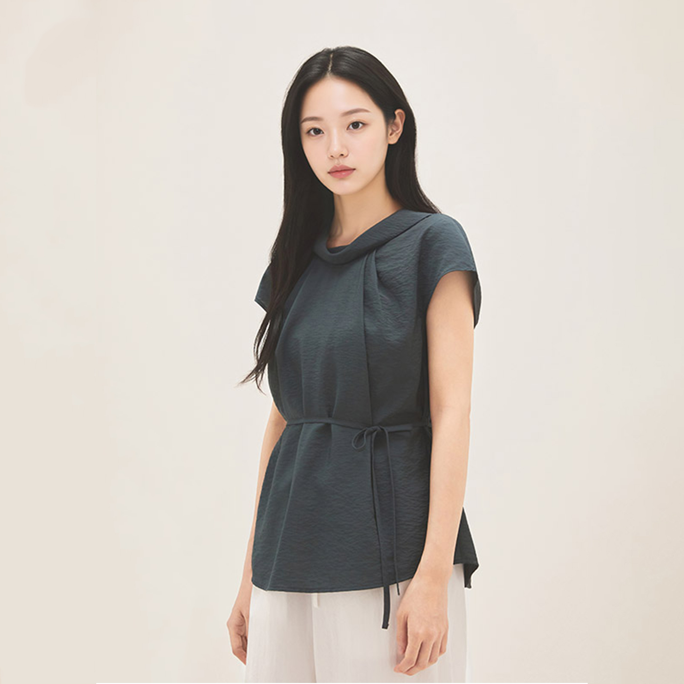 로엠 하이넥 캡소매 블라우스 RMBLG26RT3 - 상세 이미지 3