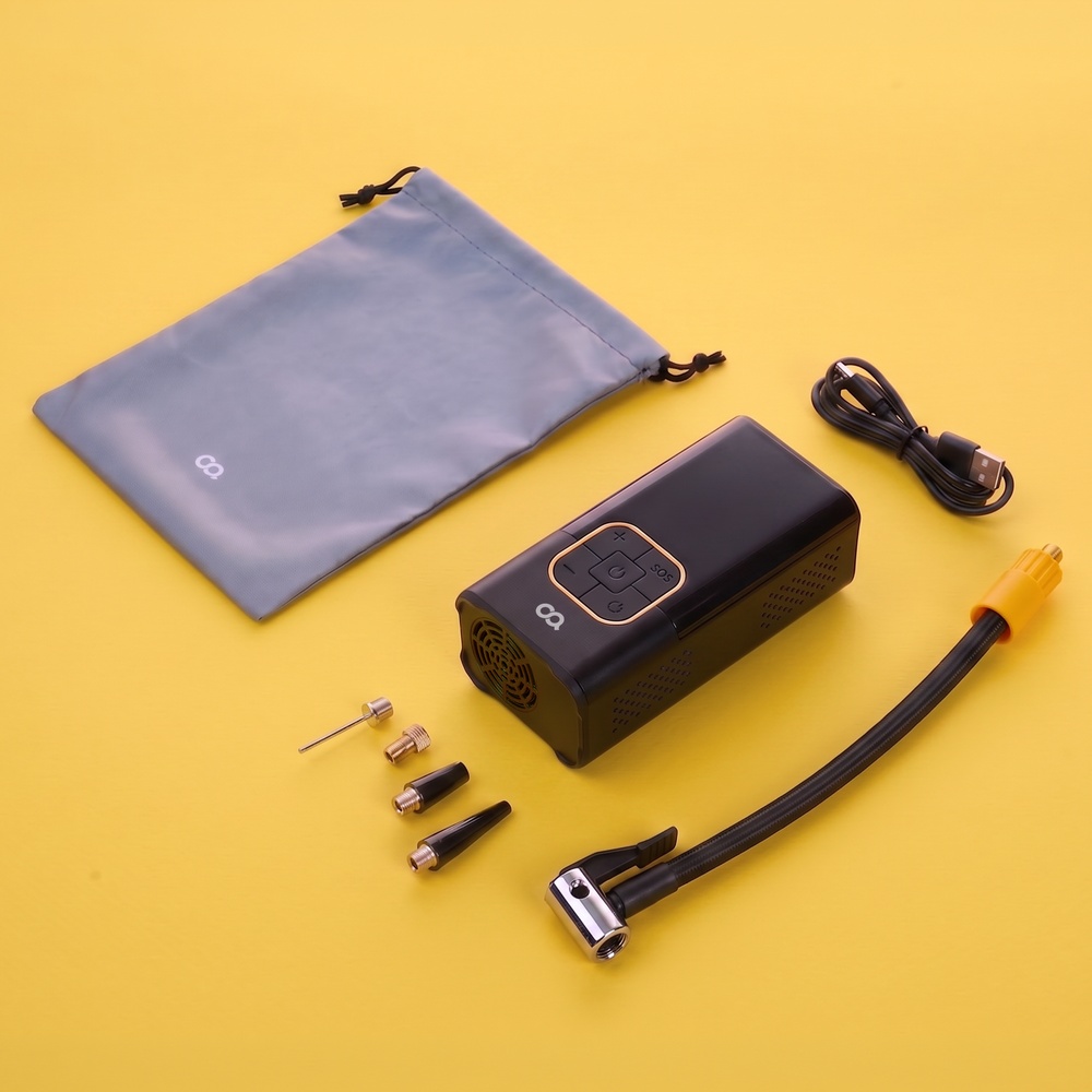 전체 패키지 구성으로 펌프 본체, 보관 파우치, USB 충전 케이블, 어댑터, 노즐이 노란색 배경에 정렬된 모습