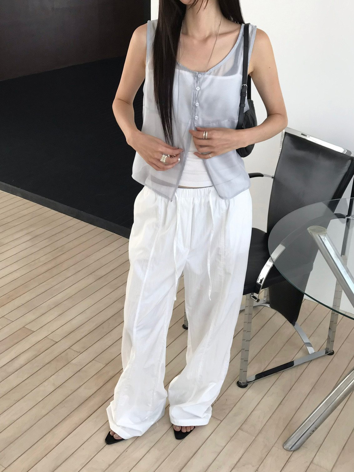 오버무드 여름 오간자 시스루 버튼 나시 블라우스 레이어드 슬리브리스 베스트 - 상세 이미지 4