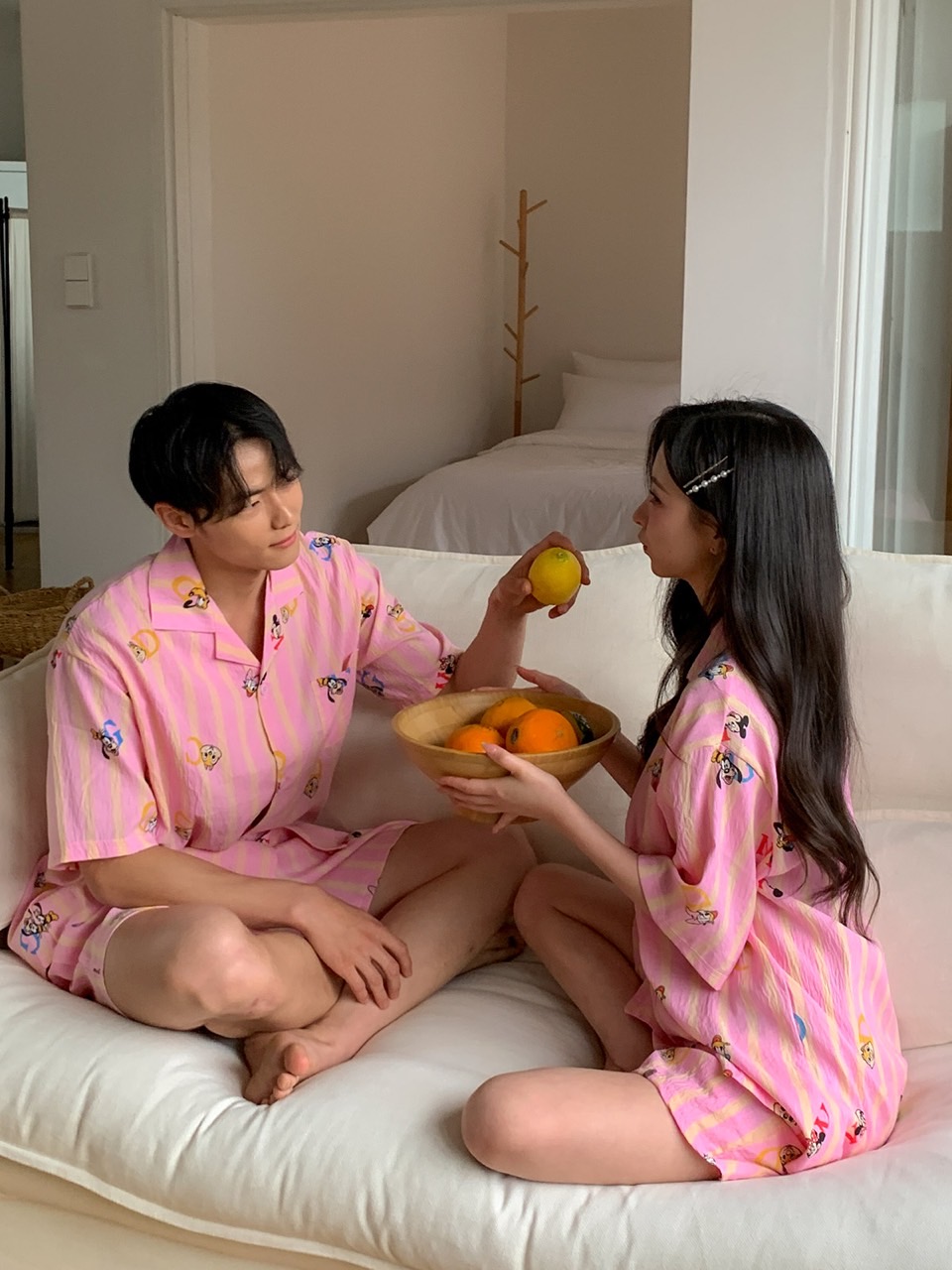 디즈니 알파벳잠옷세트 반팔 반바지 상하의 세트 커플 신혼 여행 홈웨어 파자마룩 - 상세 이미지 2