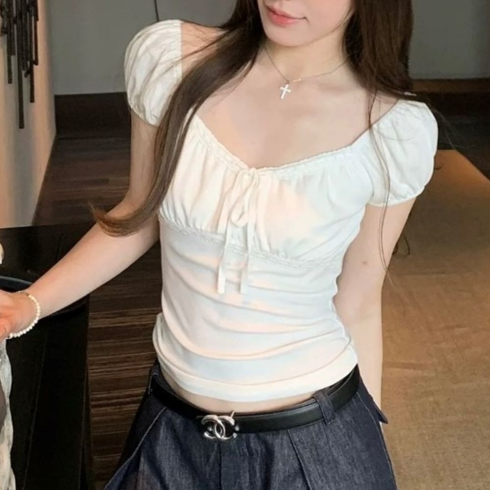 레이스 리본 셔링 스퀘어넥 슬림핏 퍼프 티셔츠 - 상품 이미지
