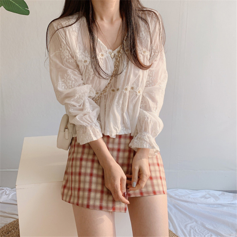 [간절기~여름] 퓨어 코튼 해바라기 아일렛 펀칭 자수 퍼프 블라우스/ 데이트 - 상품 이미지