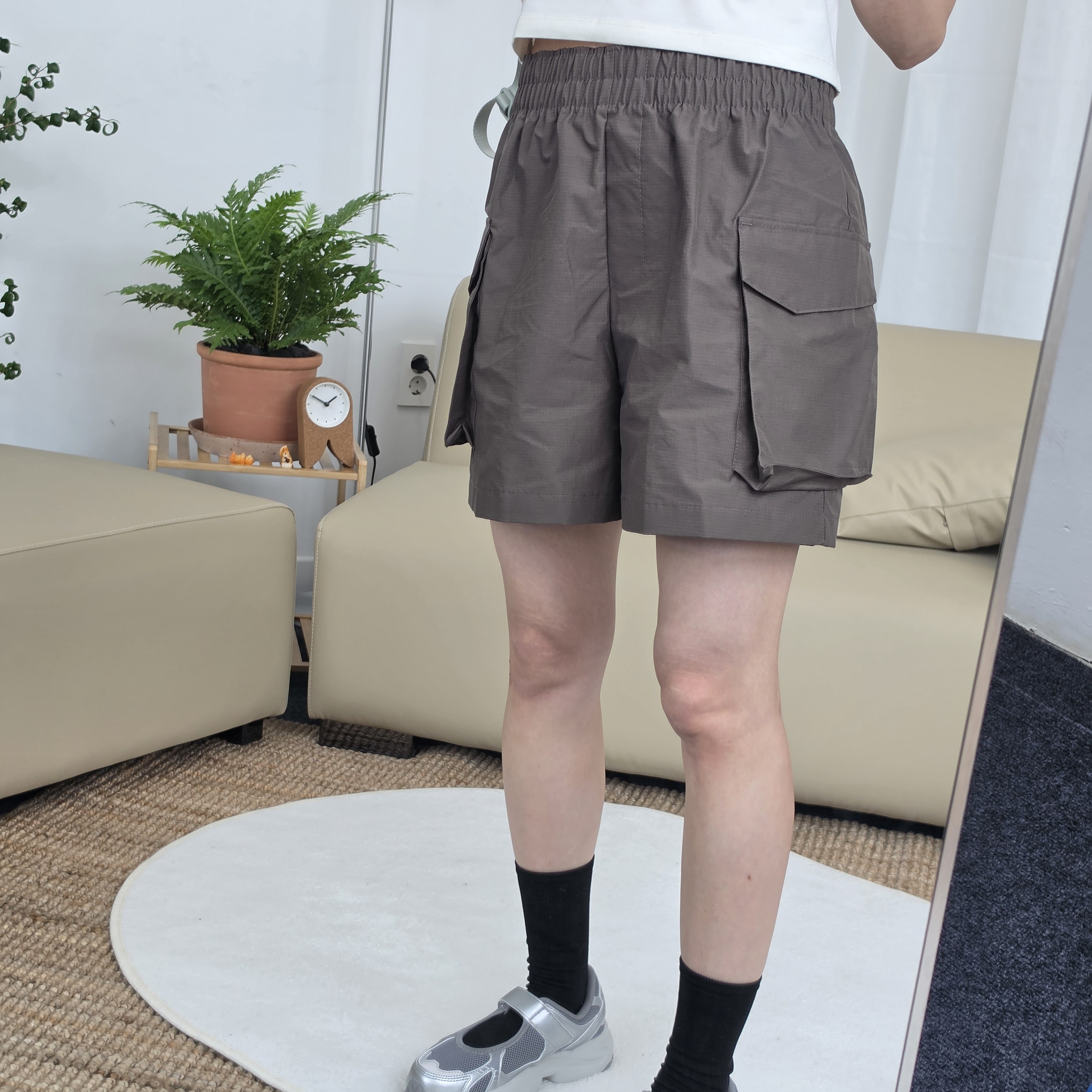 나이키 우먼 스포츠웨어 에센셜 우븐 하이웨이스트 5인치 카고 팬츠 HM6983-004 - 상세 이미지 3