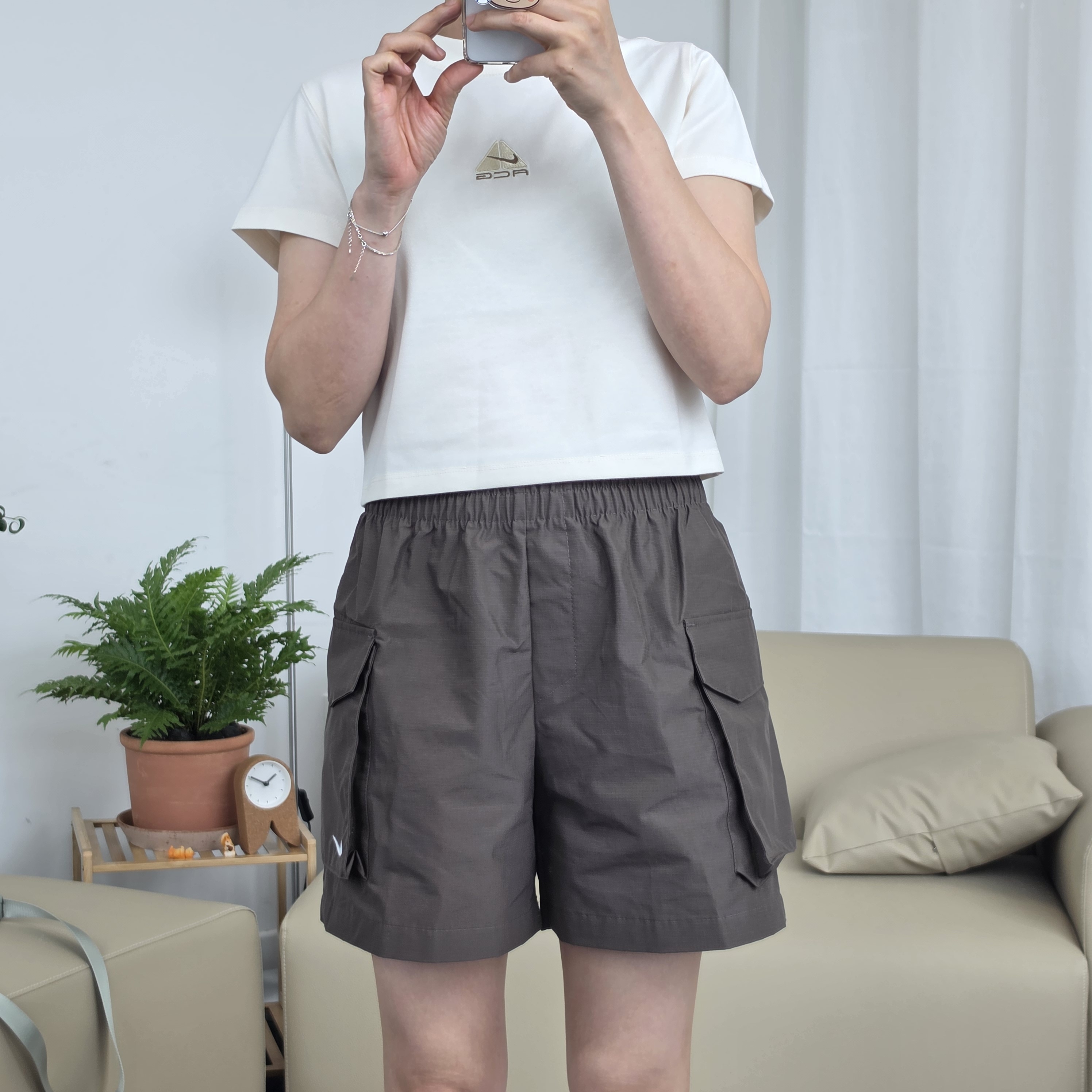 나이키 우먼 스포츠웨어 에센셜 우븐 하이웨이스트 5인치 카고 팬츠 HM6983-004 - 상세 이미지 2