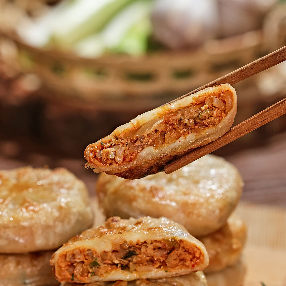 오뚜기냉동식품 육즙가득 겉바속촉 얇은피 호떡쌀 군만두 (고기/김치) 김치만두, 1.2kg, 2개 - 상세 이미지 2