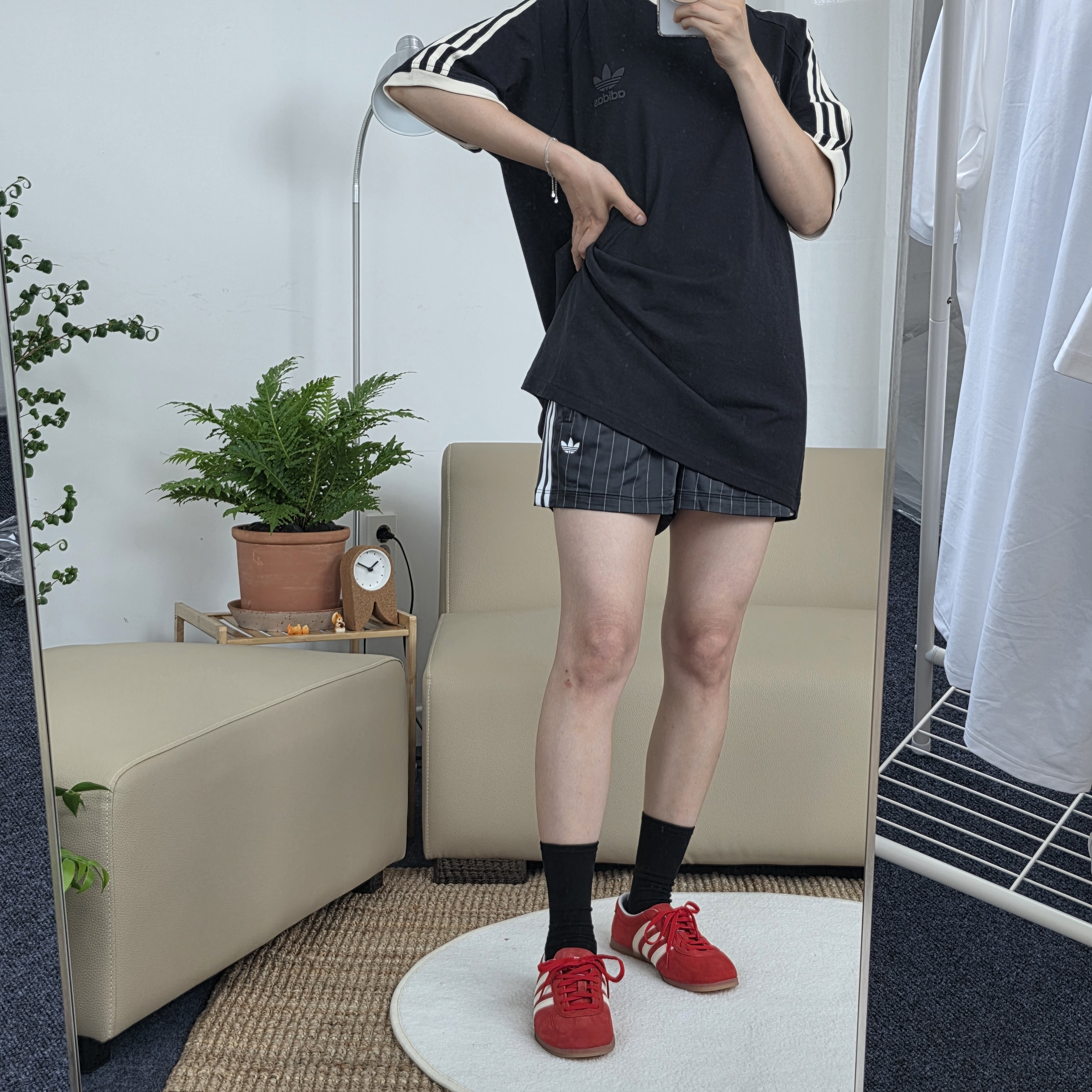 아디다스 우먼 오리지날 핀스트라이프 새틴 쇼츠 블랙 KD2283 - 상세 이미지 3