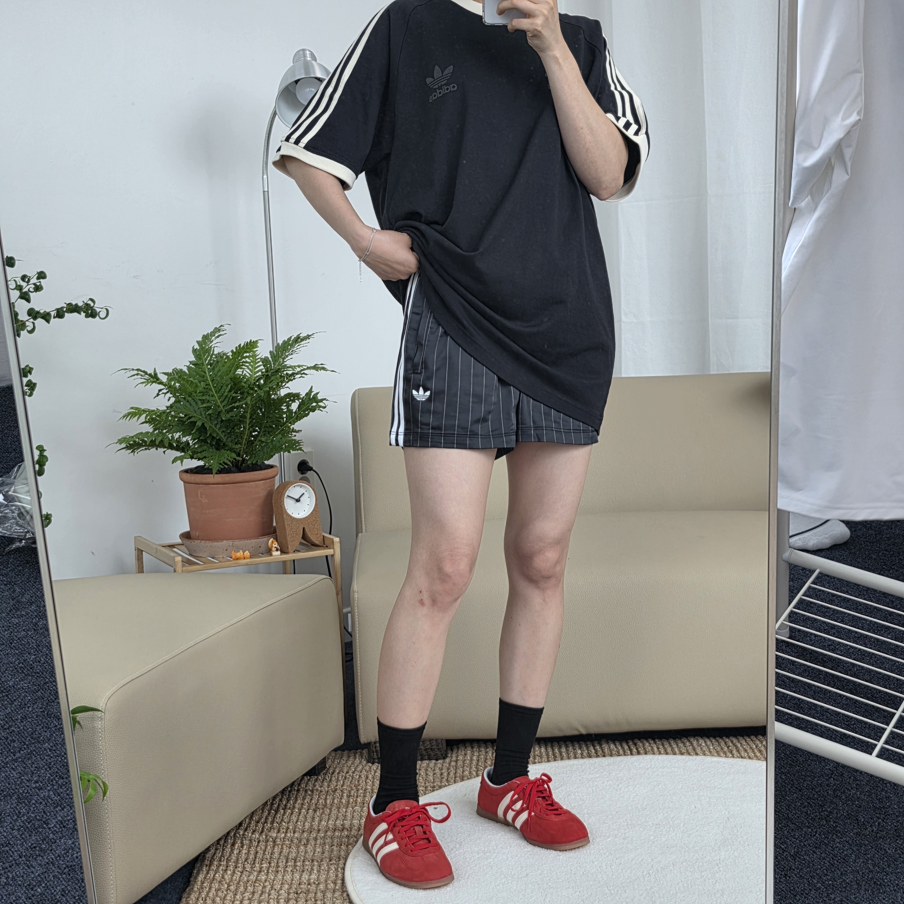아디다스 우먼 오리지날 핀스트라이프 새틴 쇼츠 블랙 KD2283 - 상세 이미지 2