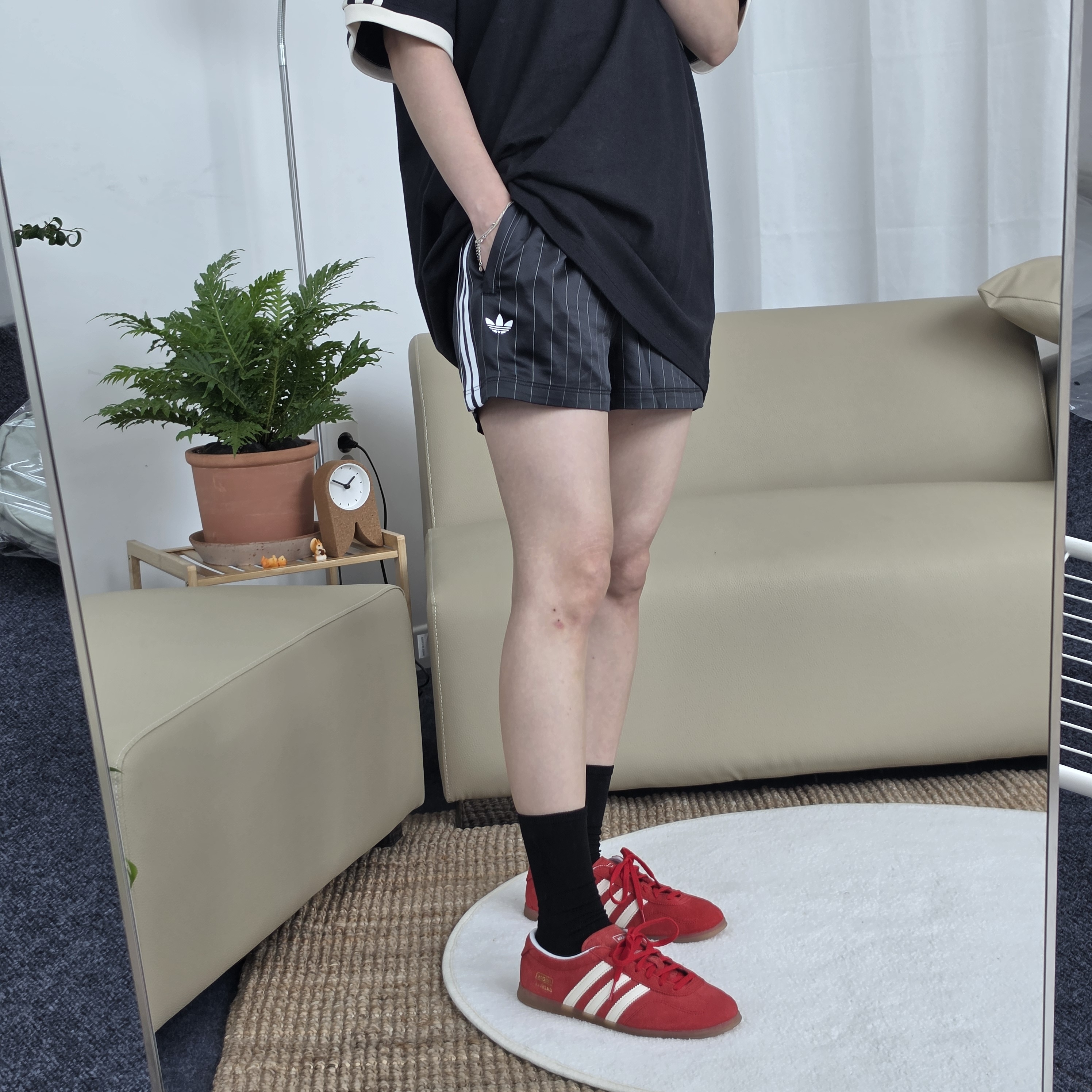 아디다스 우먼 오리지날 핀스트라이프 새틴 쇼츠 블랙 KD2283 - 상품 이미지