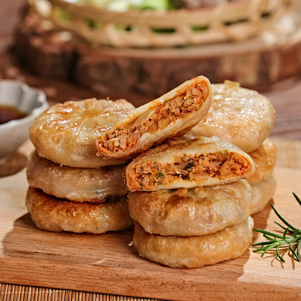 오뚜기냉동식품 육즙가득 겉바속촉 얇은피 호떡쌀 군만두 (고기/김치) 김치만두, 1.2kg, 1개 - 상품 이미지