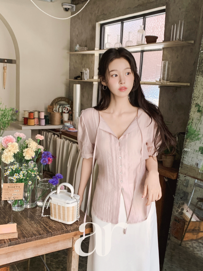 [자체제작] (MADE허리잘록핏) 스트랩 자개 버튼 반팔 블라우스 bs8755 - 상세 이미지 5
