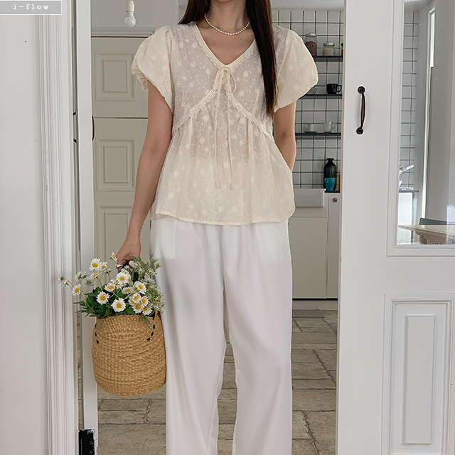 메이더 레이스 브이넥 코튼 퍼프 블라우스 2col 봄 여름 아방핏 베이비돌 자수 제이플로우 이미지 7