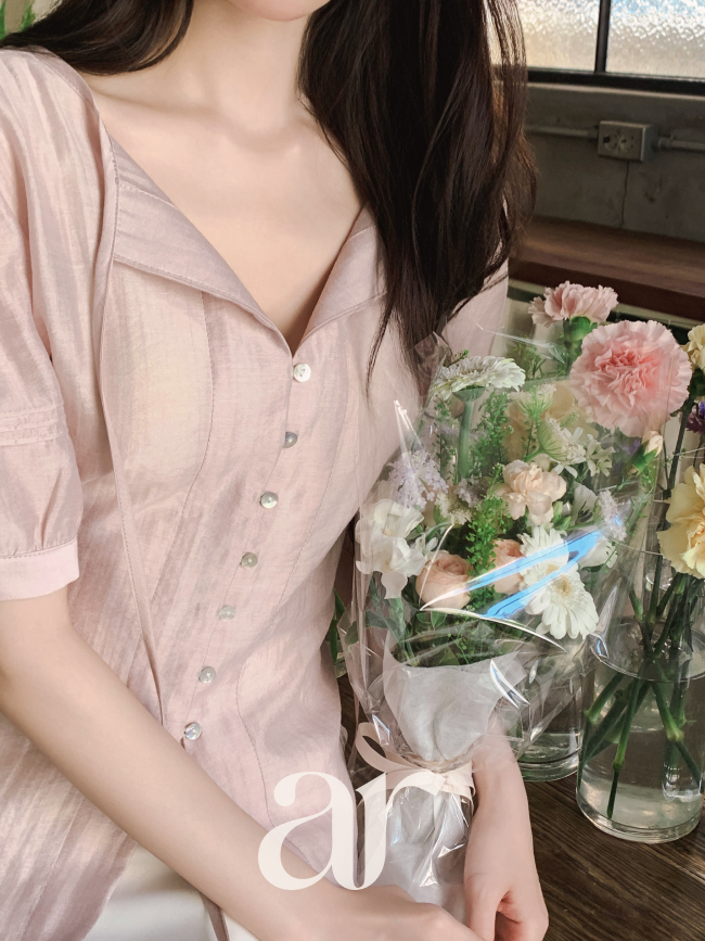 [자체제작] (MADE허리잘록핏) 스트랩 자개 버튼 반팔 블라우스 bs8755 - 상세 이미지 3