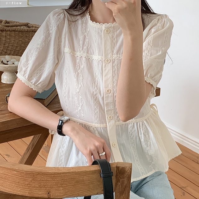 포야 레이스 자수 퍼프 셔링 블라우스 2col 봄 여름 허리끈 플레어 면 라운드 제이플로우 - 상세 이미지 3
