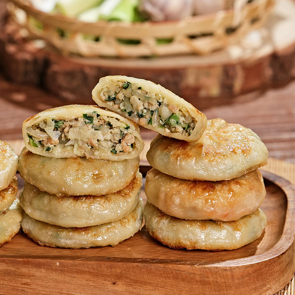 오뚜기냉동식품 육즙가득 겉바속촉 얇은피 호떡쌀 군만두 (고기/김치) 고기만두, 1.2kg, 1개 - 상품 이미지