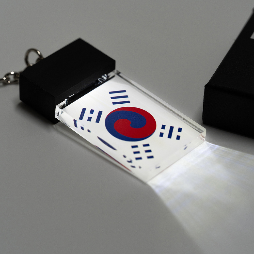 [한국뮤지엄굿즈] 데니 태극기 LED 키링 - 상품 이미지