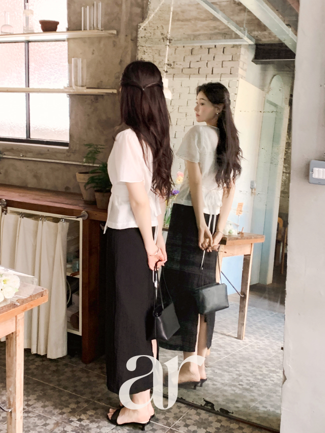 (국내제작) 셔링 트임 리본 스트랩 반팔 블라우스 bs8777 - 상세 이미지 5