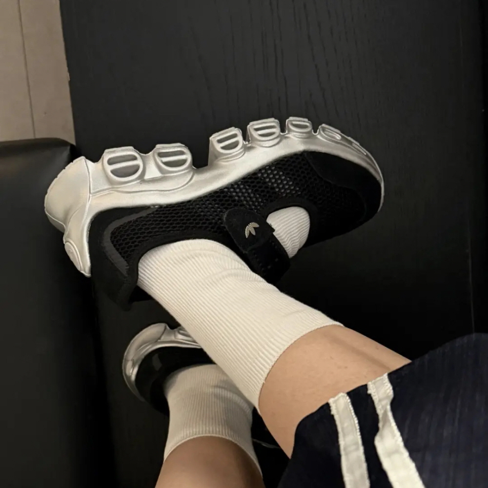 아디다스 아디 폼 여성 샌들 메가제인 메리제인 메탈릭 실버 블랙 JP8117 - 상세 이미지 2
